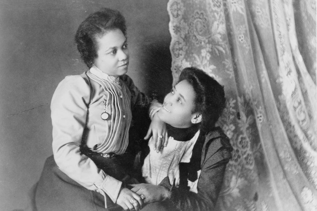 Source: https://commons.wikimedia.org/wiki/File:Two_African_American_women,_three-quarter_length_portrait,_seated,_facing_each_other_LCCN99472087.tif