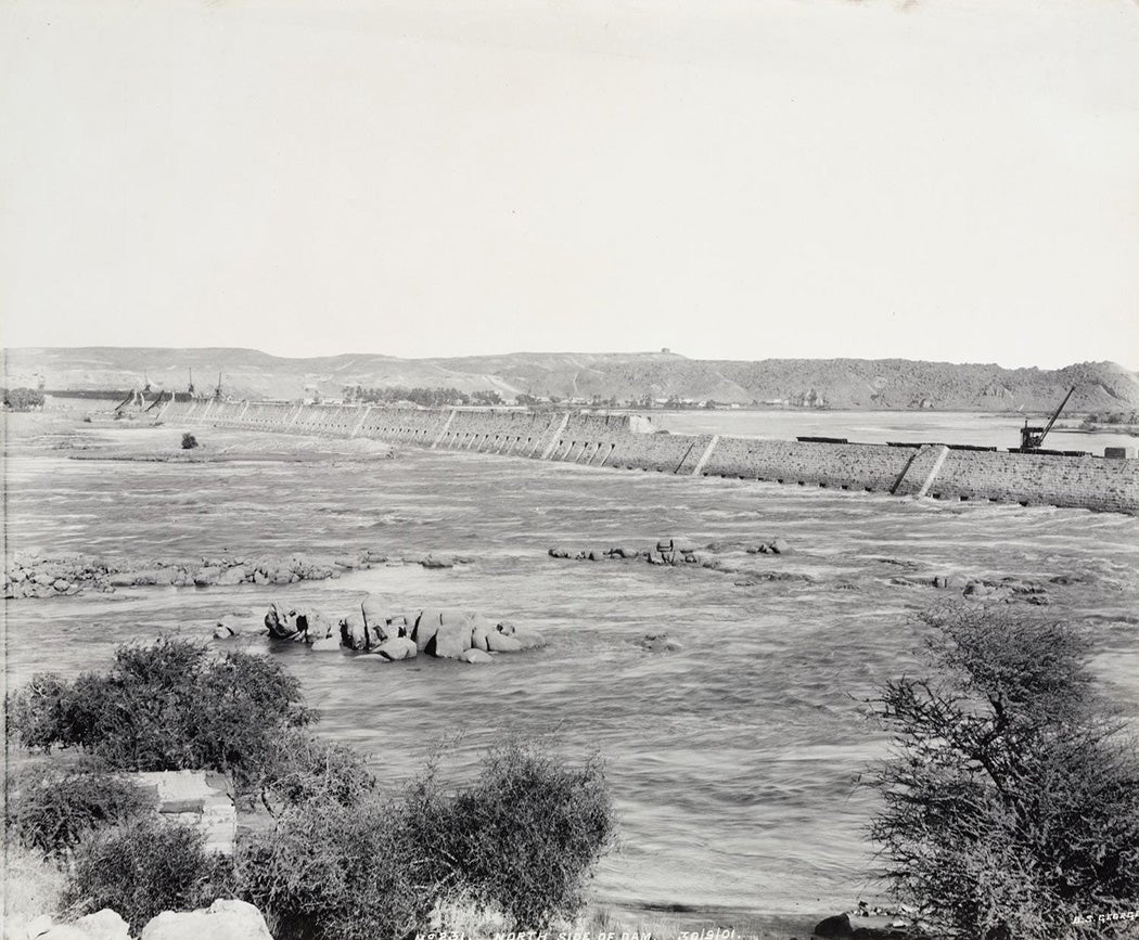 Old Aswan Dam (Aswan Low Dam), c. 1900. The height of the dam was raised twice before the Egyptian government decided to build Aswan High Dam.